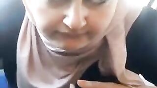 محجبة تمص زب في السيارة عربي