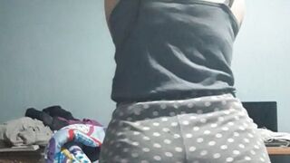 فتاة عربية تضهر موخرتها وتداعبها وتطلب النيك