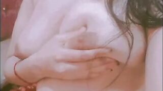 فتاة عربية تتسعرض نهودها