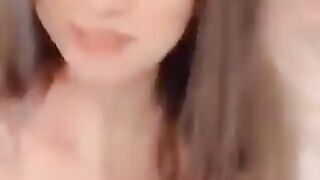 بزاز ملبن اوي   بتعرض صدرها لي حبيبها