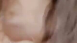 بزاز ملبن اوي   بتعرض صدرها لي حبيبها