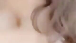 بزاز ملبن اوي   بتعرض صدرها لي حبيبها