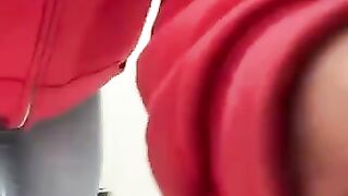 فتاة تبول بالتواليت