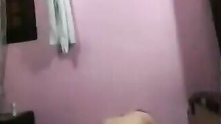 مراهقة مصرية تستعرض جسمها