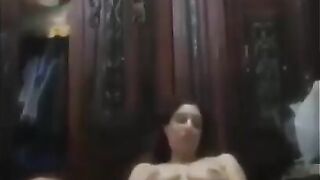 مراهقة مصرية تستعرض جسمها