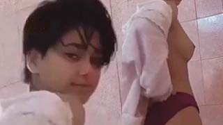 بنية شعرها قصير سكسية تستعرض جسمها من المغرب سكس