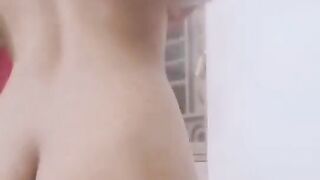 مراهقة عراضية تستعرض بالثوب ساخن