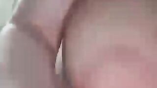 ميادة وهي بتعرض نفسها لنيك وتبين صدرها