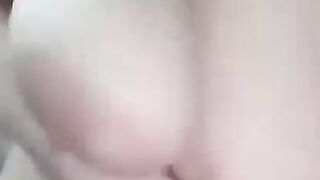 ميادة وهي بتعرض نفسها لنيك وتبين صدرها